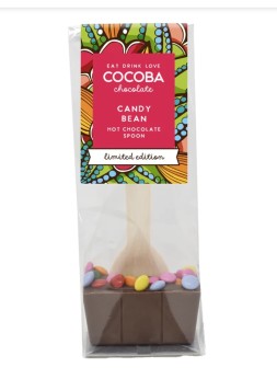 Cuillère chocolat chaud avec pastilles de couleurs